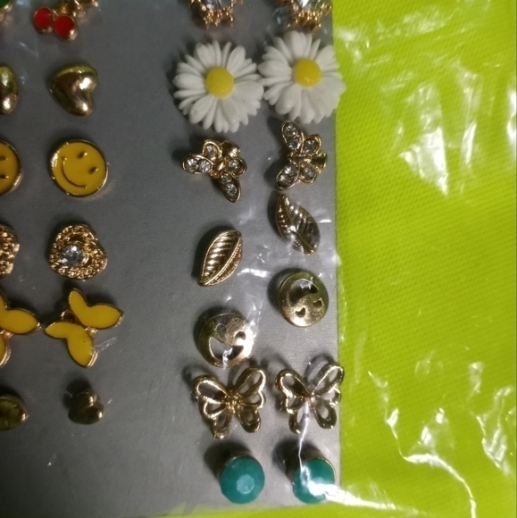 Lux accessories multi earring set flower 🌸 butterfly 🦋 heart ♥ crystals smilie - Picture 4 of 6